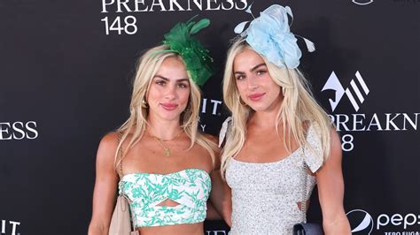 Cavinder twins hit SI Swimsuit runway in bikinis after announcing。